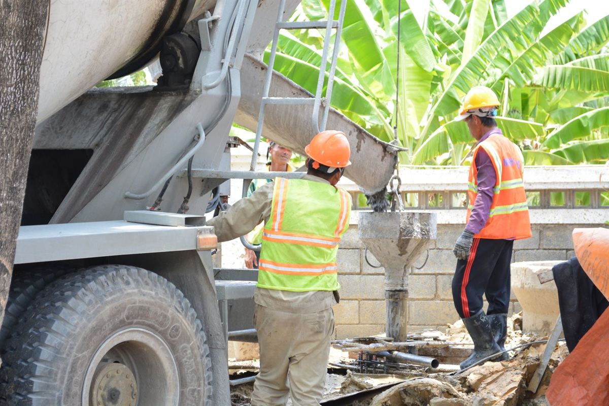 Descarga de concreto usinado pela calha do caminhão betoneira na obra